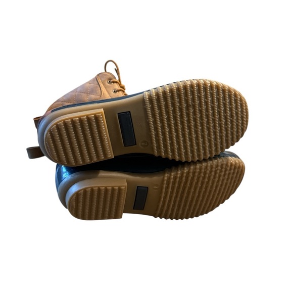 5/$25 Justfab Tan and Navy Lace-Up Duck Boots - Picture 6 of 6